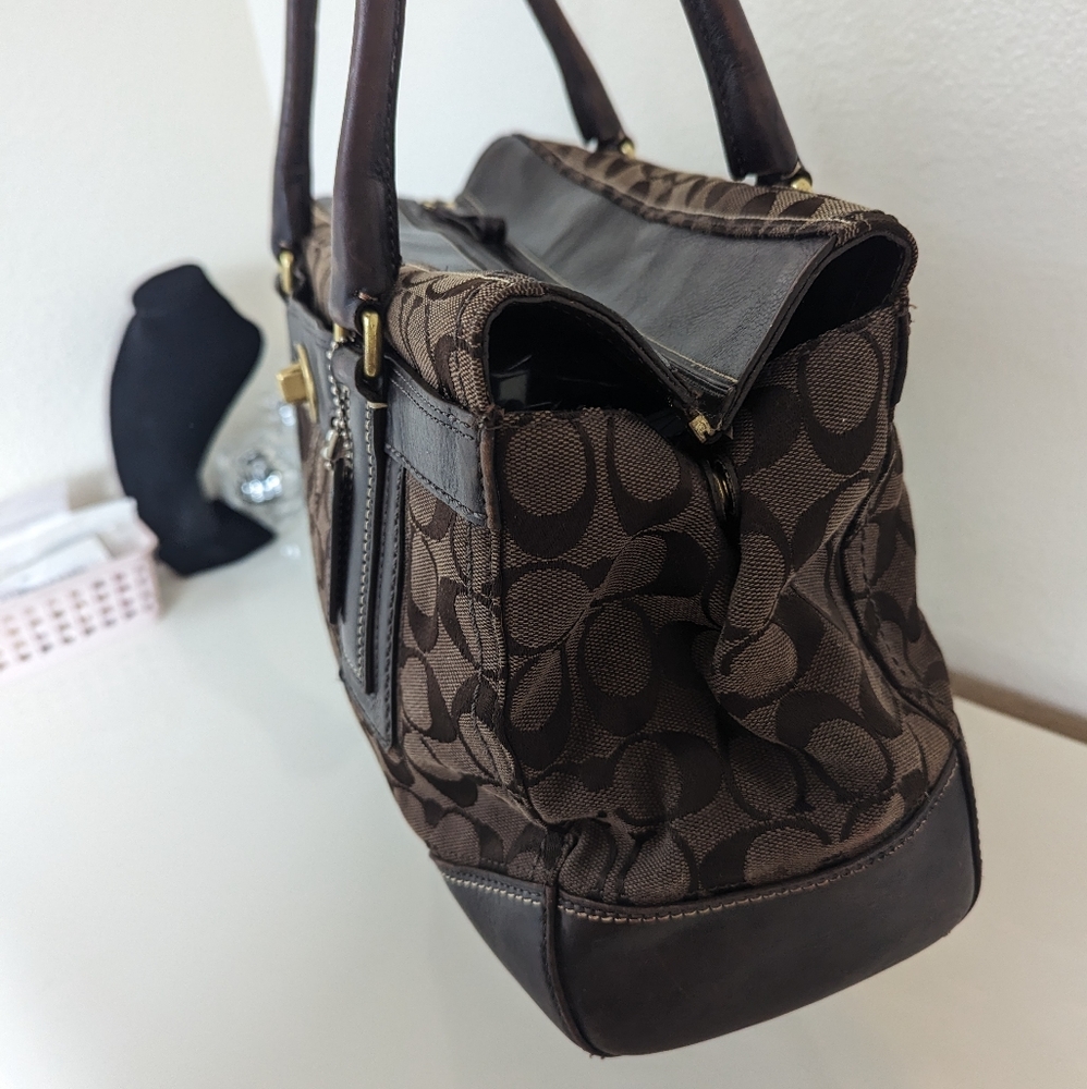 Vintage Coach Hampton turn lock tote! GUC! No tears, rips, or holes! Model 11063 - Picture 6 of 14